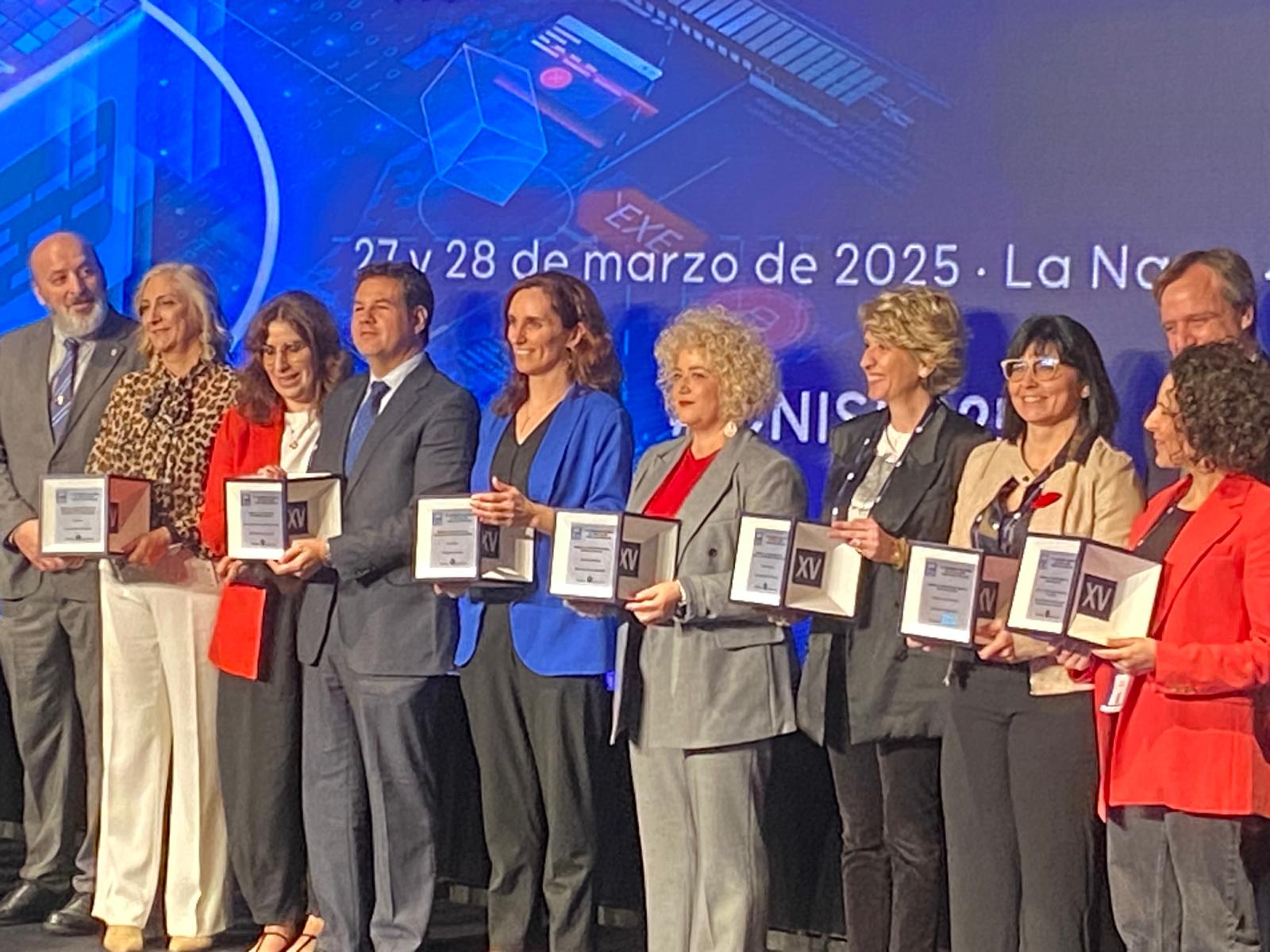 2025.Celebrando con el equipo el premio fondos europeos (4) Gobernanza. Premios. Mónica García.