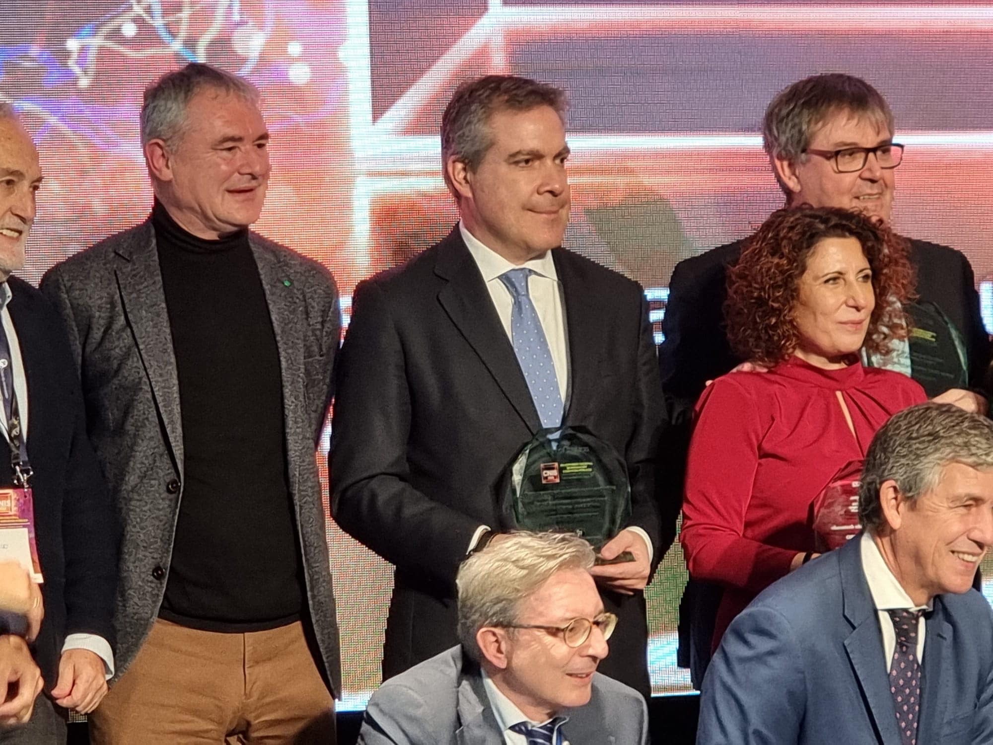 ALCOBENDAS-recibiendo-premio-al-mejor-proyecto-de-innovacion-y-transformacion-publica